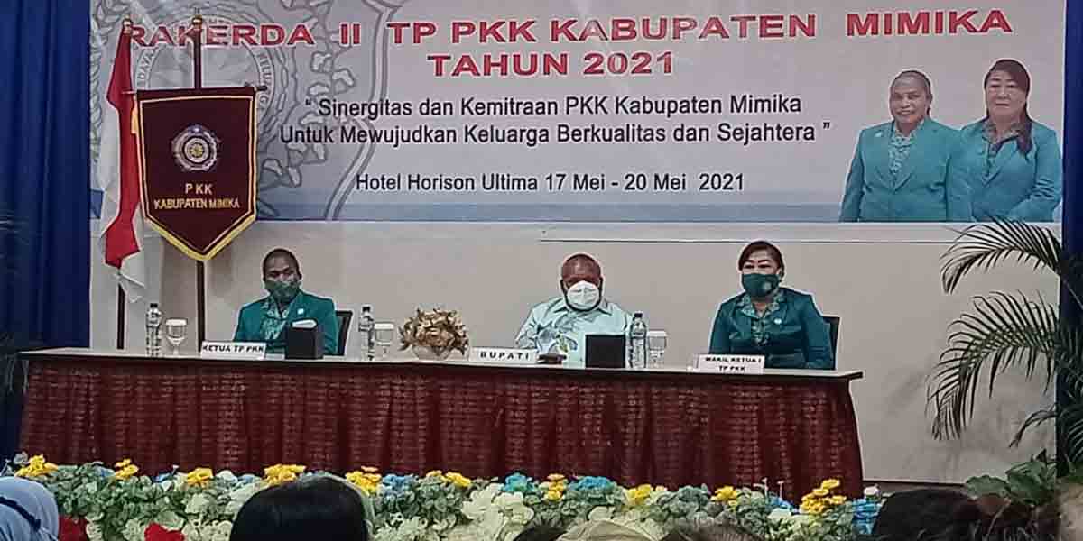 bupati-mimika-minta-pkk-ikut-solialisasikan-vaksinasi-ke-mama-mama-papua